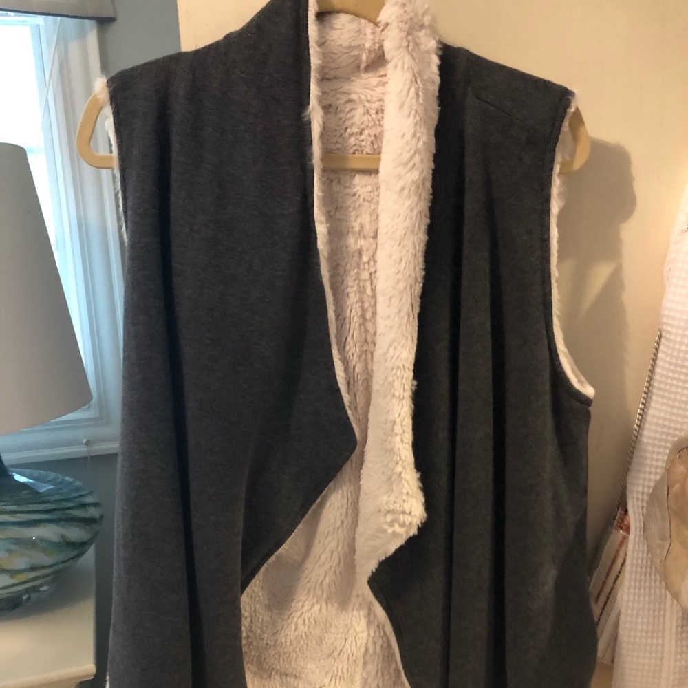 Reversible sleeveless sweater